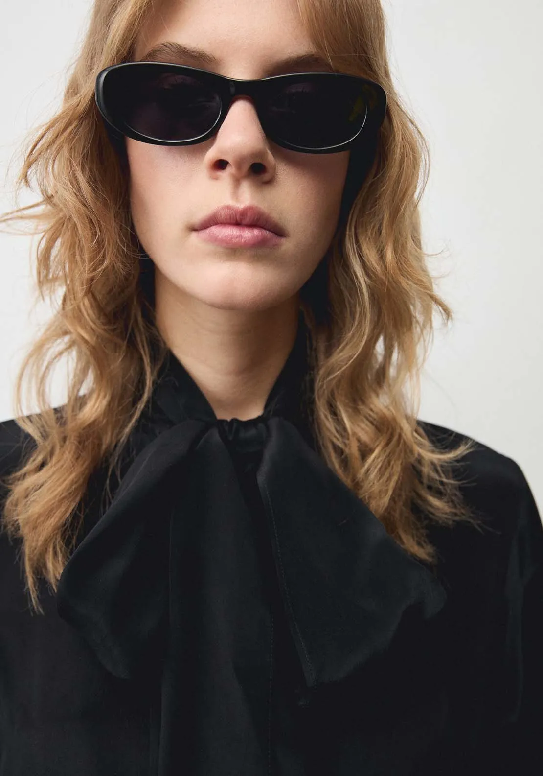 Satin shirt with bow - Black